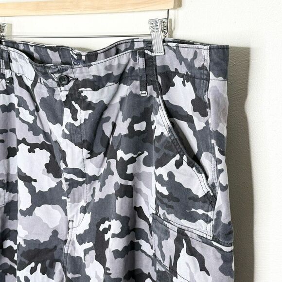 Levi Strauss Gray Camo Shorts - Men’s US 44W - Picture 2 of 10